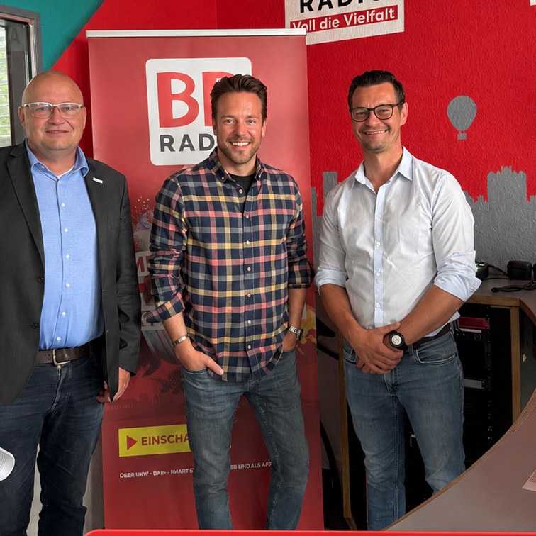 Die Projektverantwortlichen im Studio von BB Radio